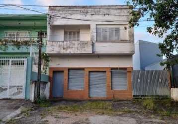 Sobrado  com apartamento em cima e loja embaixo, estacionamento, em terreno 10x30 a venda no bairro jardim itu.  lojão embaixo com dois banheiros e divisórias, apartamento com 03 dormitórios, sala com