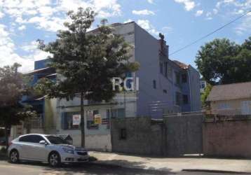 Amplo apartamento de 2 dormitórios, hidráulica e elétrica nova, living para 3 ambientes, cozinha grande e área de serviço separada, banheiro social reformado. arejado e ensolarado.&lt;br&gt;prédio peq