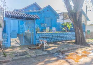 Casa de três dormitórios, três banheiros e quatro vagas na garagem, no bairro santa tereza em porto alegre.&lt;br&gt;&lt;br&gt;em excelente estado de conservação casa 3 dormitórios, living 2 ambientes