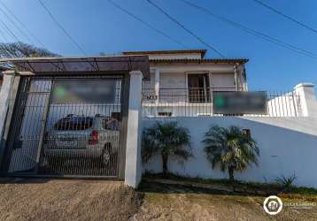 Ótima casa no bairro cristal, com 238m² construídos, em terreno com 234m² (9 x 24m). possui 3 pavimentos, com 5 dormitórios sendo 2 suites, 2 salas de estar, banheiro social, cozinha conceito aberto i