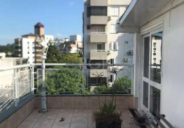 Vende ampla cobertura com 167,15m2 privativos, iluminada e ensolarada, em rua silenciosa, de frente, com duas vagas de garagem, sendo uma grande garagem fechada e outra vaga condominial coberta, livin