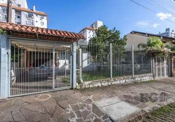 Terreno com 1 casa na frente de alvenaria com 1 quarto, sala, de jantar, cozinha, banheiro - necessita de reforna.- casa com 50 m2&lt;br&gt;patio grande com sobrado inacabado  com lavanderia, cozinha,