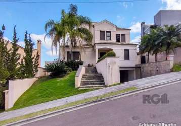 Linda casa semi mobiliada, com 4 suítes, sendo uma no andar térreo e as outras no segundo pavimento, living 2 ambientes com lareira e churrasqueira, cozinha planejada, área de serviço, lavabo, amplo p