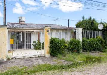 Casa na hípica, em porto alegre, térrea, 239 m² privativos, com ótima conservação, living para dois ambientes, com lareira, banheiro auxiliar, copa, cozinha, 3 dormitórios, sendo 1 ampla súitel, esper