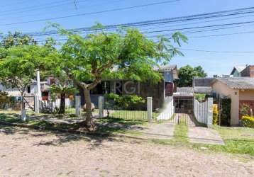 Residência contendo 3 dormitórios, sendo dois com uma suíte na casa principal, uma ampla sala de estar, espaço para lavanderia interna ou jardim interno, banheiro social e cozinha. na casa dos fundos 