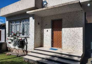 Esta casa possui 3 dormitórios, 1 banheiro, 6 vagas de garagem e uma área total construída de 84,96 sobre um terreno de 418,00m2 (9,50 x 44,00)m². a casa está em bom estado de conservação, possui 2 sa