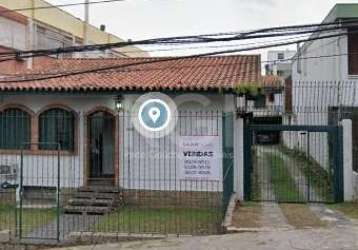 Atençao ; investidores casa com terreno 11 x 38 no bairro petrópolis , pode ser usada para empresa e também residencial , casa muito bem configurada com garagem coberta , 3 dormitórios ou escritório ,