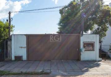 Espaçosa casa com 6 dormitórios, sendo 3 suítes, 3 banheiros sociais, 3 salas e 2 vagas. localizada em terreno de 600m², com área privativa de 240m². topografia em declive, frente a fundos. ótima loca