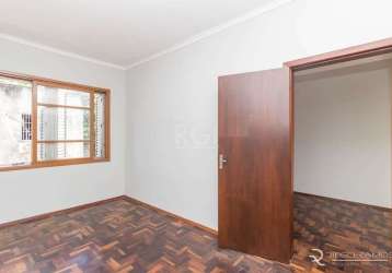 Excelente opção de investimento! ótimo apartamento reformado, 1 dormitório (suite), 46m² privativos, orientação solar leste. dispõe de living dois ambientes, piso parquet, banheiro social, cozinha e á