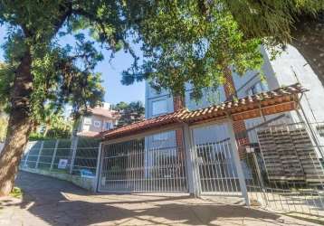 Apartamento com vista para o guaíba no bairro menino deus em porto alegre em rua tranquila e arborizada, próximo ao hospital mãe de deus! possui 2 dormitórios amplos e ensolarados, 46 m² de área priva