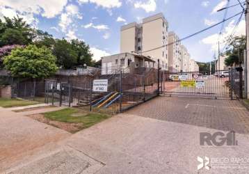 Apartamento com 2 dormitórios bairro glória, zona sul de porto alegre. possui living para 2 ambientes, banheiro social com box de vidro temperado, cozinha e área de serviço integrada.&lt;br&gt;condomí