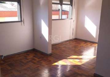 Apartamento 3 dormitórios, no bairro camaquã, porto alegre/rs.    &lt;br&gt;  &lt;br&gt;ótima localização,  apartamento 03 dormitórios,  ensolarado e ventilado. living  dois ambientes , piso em parque