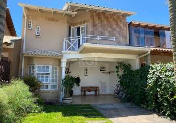 Ótima casa em condomínio fechado de 140m²  com dois dormitórios sendo um deles uma suíte com closet , sala, sala de jantar , cozinha e banheiro.     &lt;br&gt;com uma garagem coberta e uma descoberta,