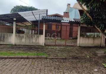 Casa de esquina no bairro guarujá, a poucas quadras da orla, casa com dois dormitórios, sendo uma suíte com sacada e closet, amplo living, e banheiro social, cozinha com churrasqueira interna. vaga de