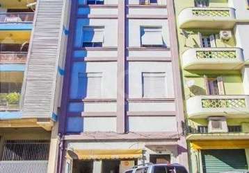 Excelente apartamento, localizado no coração do centro histórico, oferece o charme de um imóvel sem elevador, proporcionando uma atmosfera tranquila e silenciosa, ideal para quem busca conforto e priv