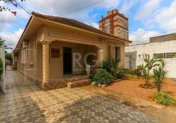 Casa 3 dormitórios no bairro partenon. living 2 ambientes, 3 banheiros, 3 vagas descobertas, pátio com piscina. próxima a pucrs, carrefour e avenida ipiranga. estuda dação. ligue para mais informações