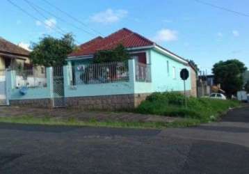 Casa de 3 dormitórios, no bairro medianeira. terreno de 11 x 28, com living de 2 ambientes, banheiro social, cozinha e área de serviço. outra edificação nos fundos do terreno com 1 dormitório, com ban