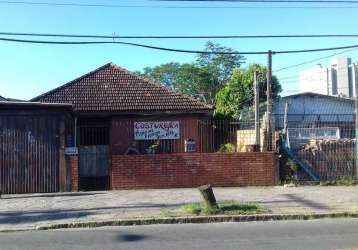 Casa de 3 dormitórios no são josé/partenon. living para 2 ambientes, banheiro social, cozinha e área de serviço, garagem fechada para 2 carros, com pátio e segunda casa nos fundos.  localizada a uma q