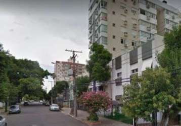 Sobrado com 4 dormitórios com suite, no bairro santana.com 4 vagas de garagem, excelente posição solar e localização. amplo terreno e metragem. próximo a restaurantes, a escola apeles porto alegre,  s