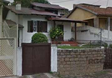 Casa de 2 dormitórios, sendo um no térreo e outro no andar superior com terraço, no bairro partenon, com vaga de garagem fechada para até 4 carros e espaço externo que pode ser usado para estacionar. 