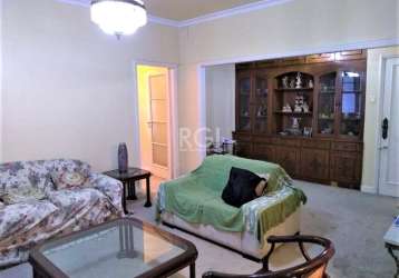 Amplo apartamento de 3 (três) dormitórios no centro histórico, frente com sacada, living 3 ambientes, lavabo, dependência completa e uma vaga de estacionamento. prédio com portaria 24hs, playground, c