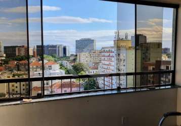 Predial imóveis vende excelente apartamento totalmente reformado com 03 amplos dormitórios, 02 banheiros, espaçosa cozinha, living  para 02 ambientes, sala de estar com a sacada integrada e sala de ja