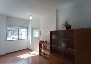 Vende apartamento de  02 dormitórios, de frente, living 02 ambientes, sala de estar e jantar, banheiro social, ampla cozinha com área de serviço separados, jardim de inverno, amplo terraço.