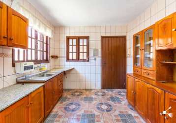 Vendo sobrado com 03 dormitórios no bairro jardim sabará em porto alegre, sala ampla, cozinha montada com armários e lavabo. parte superior com 03 dormitórios (uma suíte) todos com aceso a sacada com 