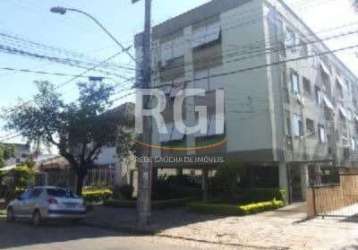 Vende-se apartamento no bairro são joão em porto alegre,  excelente localização. com 2 dormitórios, 1 banheiro, ampla cozinha, área de serviço independente, 1 vaga coberta, com piso parquet.