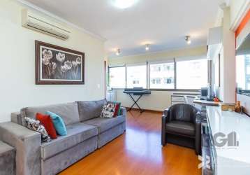 Vende-se apartamento 2 dormitórios com suíte, com 1 vaga, living para dois ambientes amplos, com churrasqueira, banheiro social, cozinha americana,,, área de serviço ,independente, elevador, garagem, 