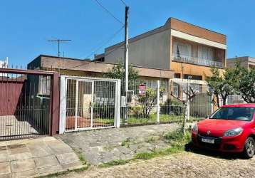 Boa casa térrea, com 03 dormitórios (sendo 01 suíte), sala, 02 banheiros, cozinha enorme e área de serviço. nos fundos uma área de churrasqueira com lavanderia, 01 banheiro, 01 dormitório e 01 garagem