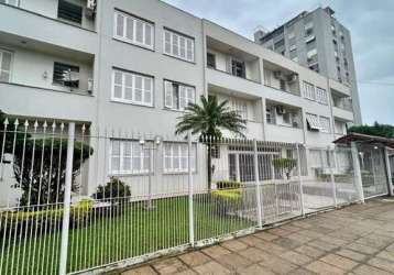 Amplo apartamento para venda, com 3 dormitórios, sendo 1 com sacada, 2 banheiros, sendo 1 com box de vidro, cozinha com área de serviço separada e piso em parquet.&lt;br&gt;localizado na rua padre hil