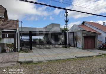 Vende!  excelente opção de casa em formato de sobrado invertido, a mesma possui todas as aberturas para posição oeste onde você conta com uma linda vista, são 225m² privativos que estão distribuídos e