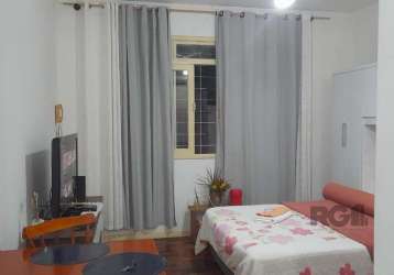 Lindo apartamento  jk  lateral  e  térreo,  26,32 m² com sala /quarto com piso  parquet,  cozinha  separada  com piso frio, banheiro  social  com  ventilação  natural. fica a cama e o roupeiro. aceita