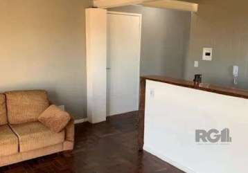 Apartamento localizado no 4º pavimento, em um prédio tranquilo e bem situado. este imóvel, de fundos e com uma posição privilegiada à esquerda de quem observa o prédio, oferece uma área privativa de 4