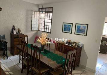 Casa com 3 dormitórios à venda, 216 m² por r$ 630.000,00 - presidente roosevelt - uberlândia/mg