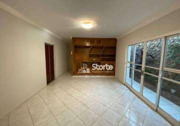 Casa estilo sobrado com 4 dormitórios à venda, 266m² por r$ 950.000 - centro (fundinho) - uberlândia/mg