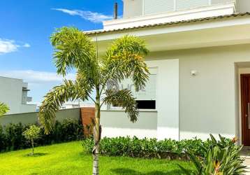 Casa ampla em condomínio fechado no bairro pedra branca.