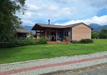 Linda casa em condominio fechado em santo amaro da imperatriz.