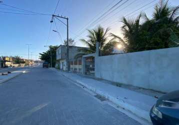 Im&#211;vel com terreno arborizado e pequena casa