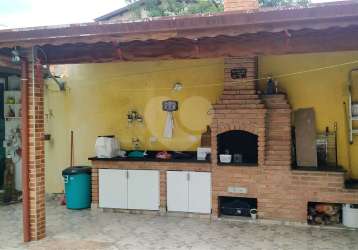 Casa terrea otima localização  com 3 dormitorios sendo 1 suite em piso frio + 1 banheiro social,