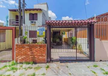 Casa com 2 quartos à venda na rua teixeira de freitas, 576, santo antônio, porto alegre, 200 m2 por r$ 300.000