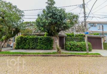 Casa com 3 quartos à venda na rua césar de castro, 136, teresópolis, porto alegre, 197 m2 por r$ 990.000