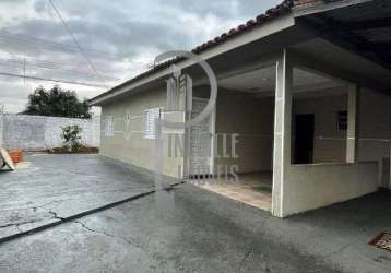 Casa térrea, com terreno de esquina, em processo deaverbação.