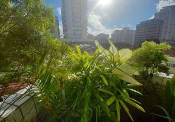 À 4 quadras da praia do boqueirão!!! sacada na sala, 2 dormitórios amplos sendo 1 com sacada, elevador, portaria, na cidade de santos!!!