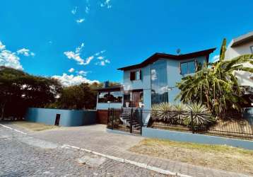 Casa com 4 dormitórios (2 suítes) e amplo pátio com piscina no bairro n. s. lour