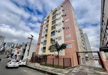 Apartamento de 2 dormitórios central.