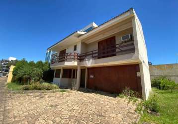 Linda casa três dormitórios sendo um suíte em camobi.