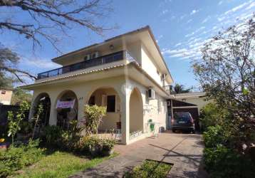 Lindíssima casa com 05 dormitórios, piscina terraço sacada, pátio amplo e vaga d