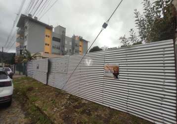 Terreno central com projeto aprovado para construção de casa.